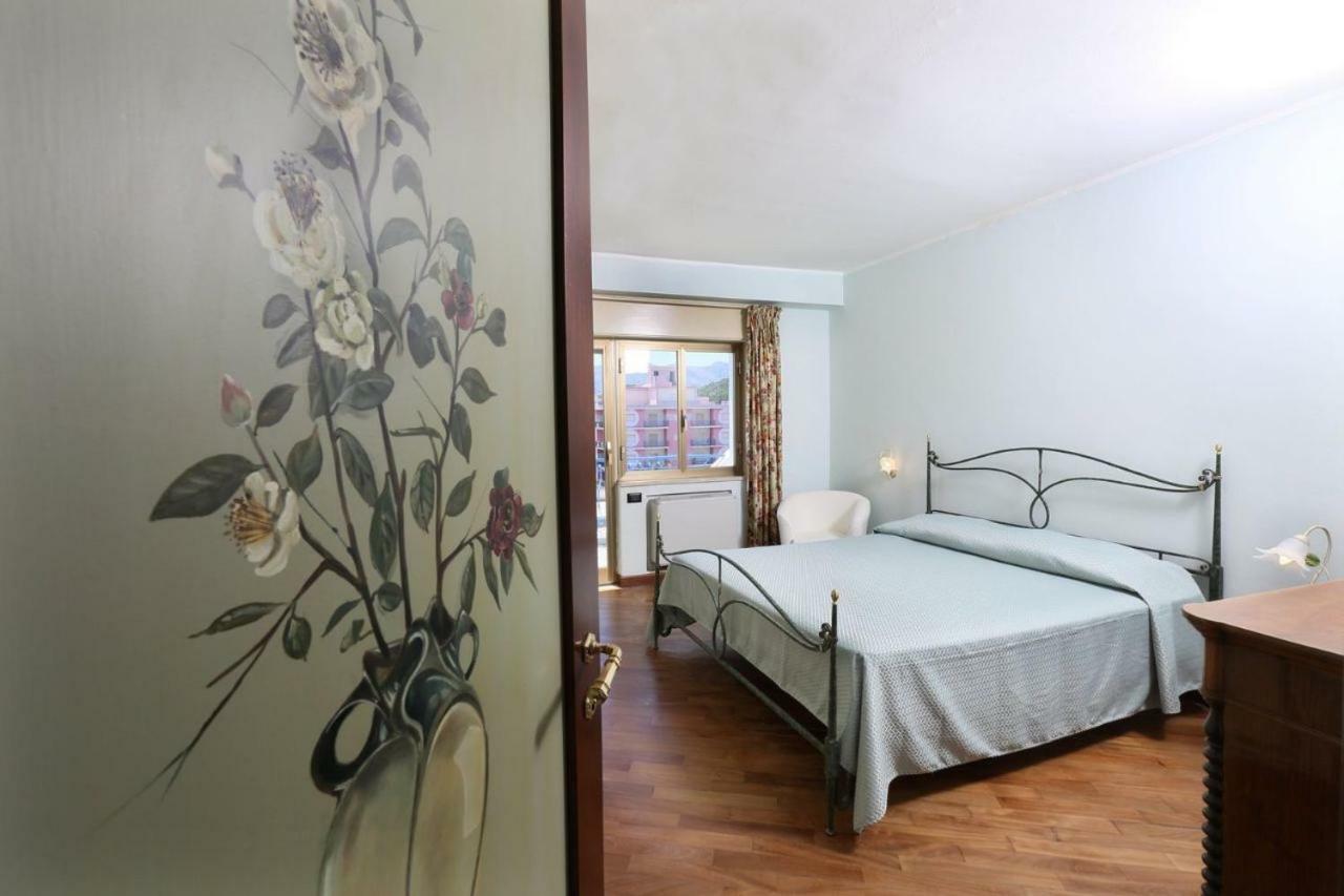 Il Cavalluccio Marino Apartment ซานตาเทเรซา ดี รีวา ภายนอก รูปภาพ